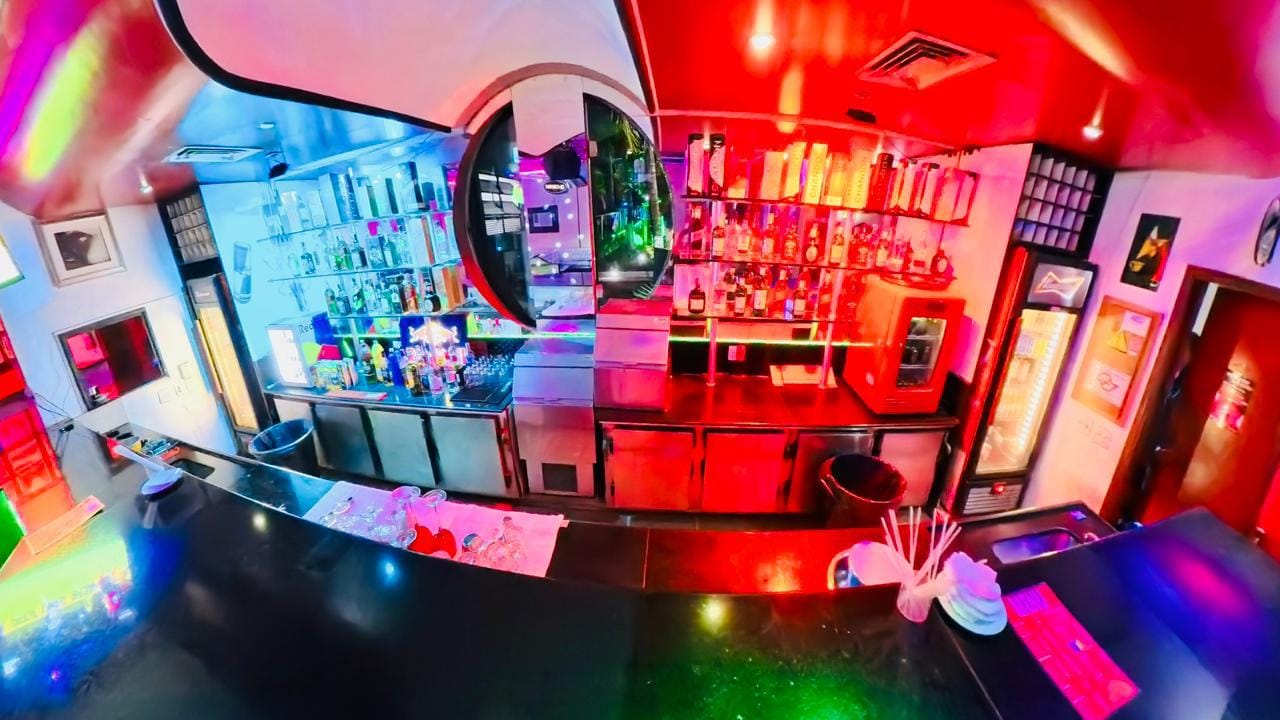 Bar da New Fantasy iluminado à noite