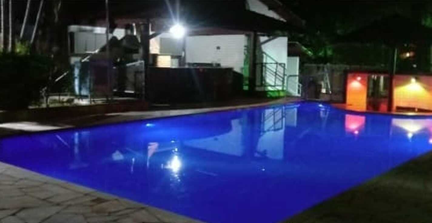 Piscina da New Fantasy iluminada à noite